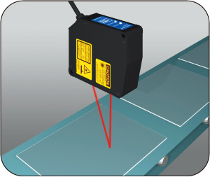 Стеклянная пластина, движущаяся на конвейере