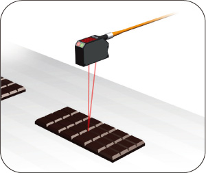 Бутылки ПЭТ на движущемся конвейере