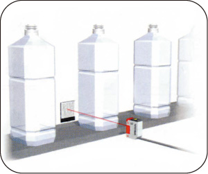 Бутылки ПЭТ на движущемся конвейере